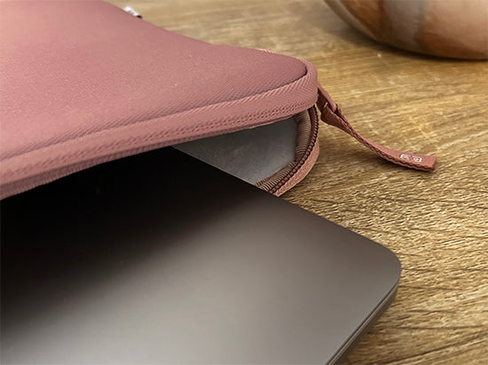 Housse MacBook Pro 14 Basics ²Life Rose/Blanc